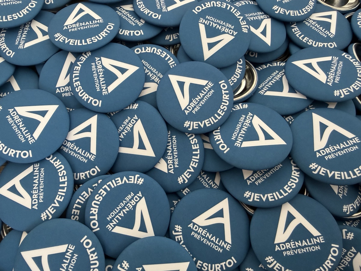 Badges Adrénaline Prévention #JEVEILLESURTOI distribués après chaque représentation