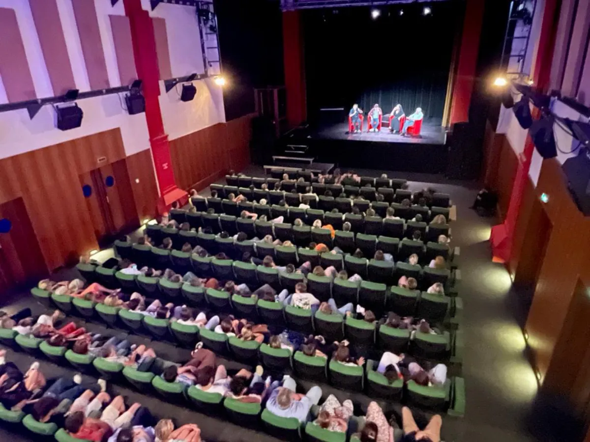 Salle comble lors d'une représentation Adrénaline Prévention